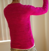 Женский пуловер цвета фуксии