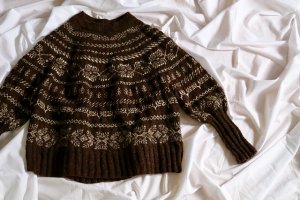 Свободный пуловер оверсайз жаккардовым узором спицами с описанием и схемой