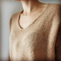 Пуловер легко вязать спицами и удобно носить