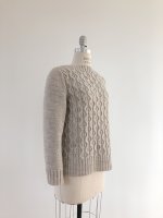 Женский пуловер аранами