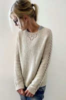 Пуловер спицами с ажурным мотивом