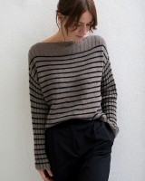 Модный вязаный пуловер в полоску