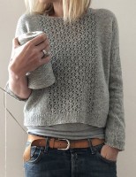 Пуловер спицами с центральной ажурной секцией