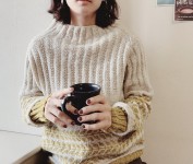 как связать модный свитер спицами