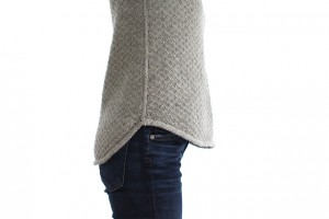 Свободный женский свитер спицами рельефным узором