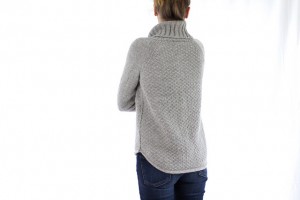 Женский свитер спицами рельефным узором с описанием
