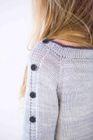 Длинный пуловер с декоративной планкой на левом рукаве