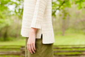 Спинка пуловера длиннее, чем полочка, что характерно для новых моделей