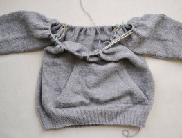 Соединить рукава и корпус пуловера для вязания спицами кокетки по кругу