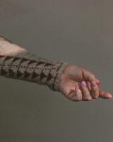 Пуловер с разрезным жаккардом, связанный спицами