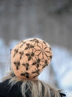 Яркая шапка с природным орнаментом