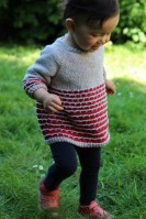 Детский пуловер с рукавом три четверти и узором из снятых петель