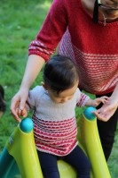 Фемили-лук из детского и женского пуловеров с узором из снятых петель