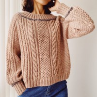 Пуловер прямого кроя с длинными  рукавами, связанный спицами