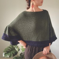 Интересный пуловер-пончо, связанный спицами одной деталью