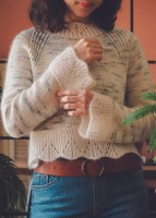 Пуловер с ажурными кромками спицами