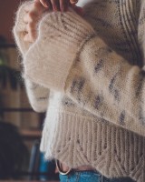 Пуловер с кромками, связанными отдельно