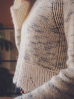 Женский пуловер спицами с узором