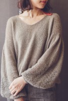 Женский пуловер с ажурным узором на спине