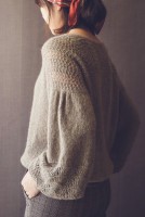 Женственный пуловер с ажурной спинкой