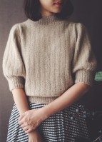 Женский пуловер с воротником стойкой спицами