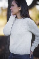 Женский пуловер с косами на кокетке