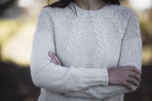 Пуловер с круглой горловиной спицами