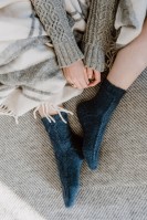 Стильные носки, связанные спицами из пряжи ручного крашения