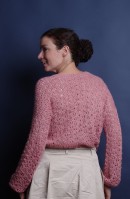 Ажурный пуловер с широкими рукавами спицами