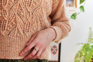 Яркий пуловер с широкими резинками спицами