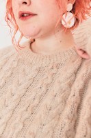 Женственный пуловер с круглой горловиной, связанный спицами