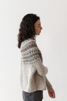 Интересный пуловер свободного кроя, связанный спицами