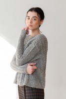 Женственный пуловер с круглой горловиной, украшенный узорами из кос