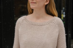 Пуловер кремового цвета с рукавами реглан