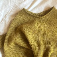 Пуловер с фактурными регланными линиями спицами