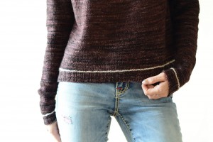 Пуловер с контрастными полосками по низу изделия