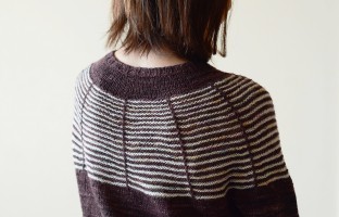 Пуловер с круглой кокеткой, связанный спицами одной деталью