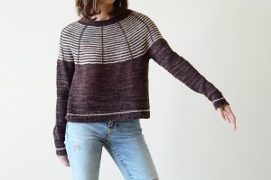 Пуловер с длинным рукавом, связанный спицами сверху вниз