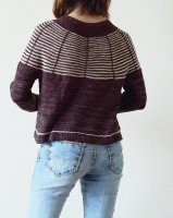Интересный женский пуловер с полосками на кокетке