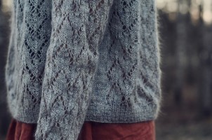 Женский пуловер спицами ажурным узором