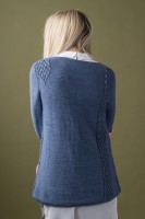 Удлиненный пуловер связанный по кругу без швов