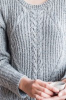Удобный пуловер со спущенным плечом спицами