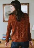 Женский пуловер свободной посадки со спущенным плечом
