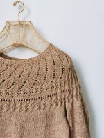 Пуловер с красивой ажурной кокеткой спицами