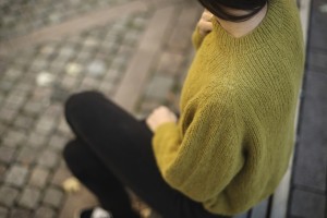 Пуловер с регланом погон спицами