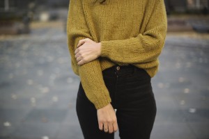 Пуловер спицами без швов одной деталью