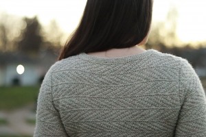 Пуловер с круглой горловиной, связанный узором с  косами