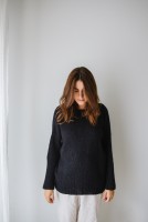 Длинный свободный пуловер, связанный спицами без швов