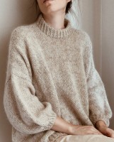 Свободный пуловер со спущенным плечом из мохера