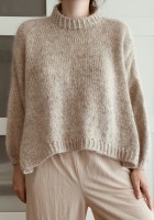 Пуловер с удлиненной спиной, связанный спицами по кругу